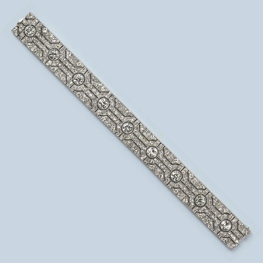 AN ART DECO DIAMOND BRACELET