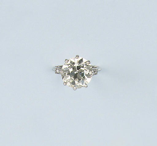 A DIAMOND SINGLE STONE RING