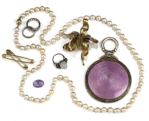 A GROUP OF JEWELLERY