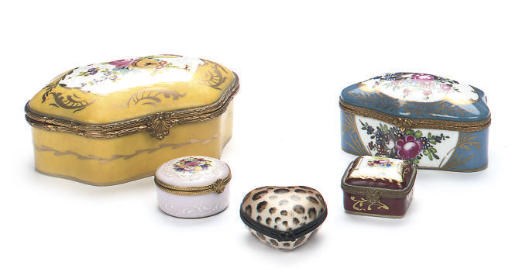 A GROUP OF FIVE GILT-METAL MOUNTED PORCELAIN BOXES AND PILL BOXES