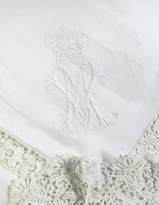 QUEEN MARY'S TEA CLOTH A TEA CLOTH