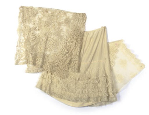 A SMALL COLLECTION OF LACE, circa 1900-1920