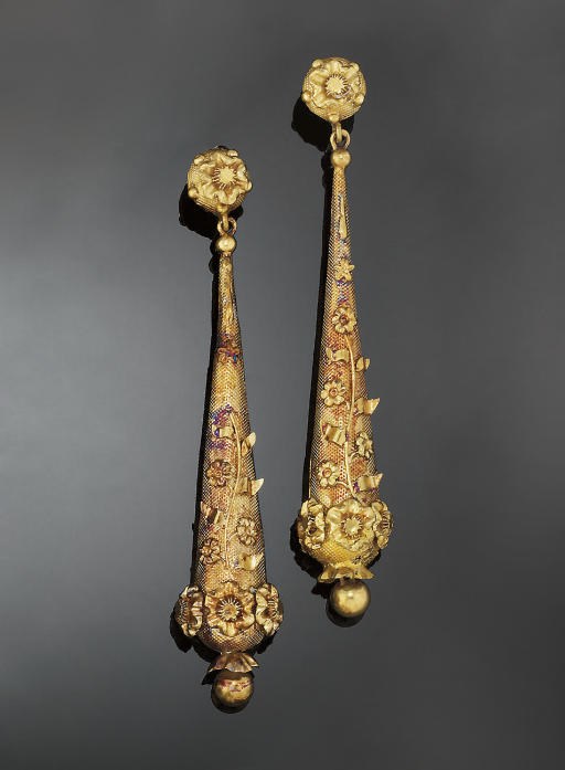 A PAIR OF EARLY 19TH CENTURY GOLD EARPENDANTS