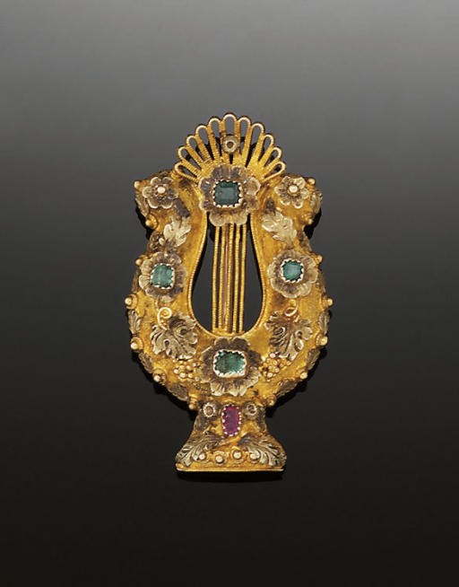 AN EARLY 19TH TWO COLOUR GOLD AND GEM BROOCH