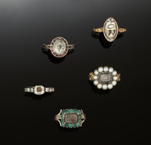 FIVE 18TH AND 19TH CENTURY RINGS AND A GROUP OF JEWELLERY