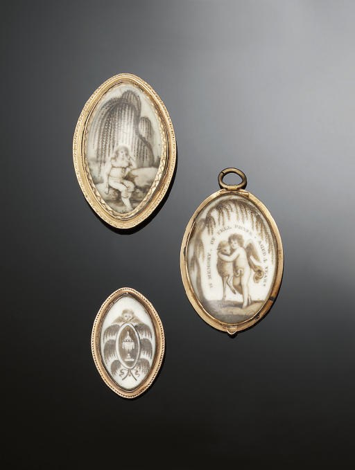 A SMALL GROUP OF LATE 18TH CENTURY NEO-CLASSICAL GOLD MOURNING JEWELLERY