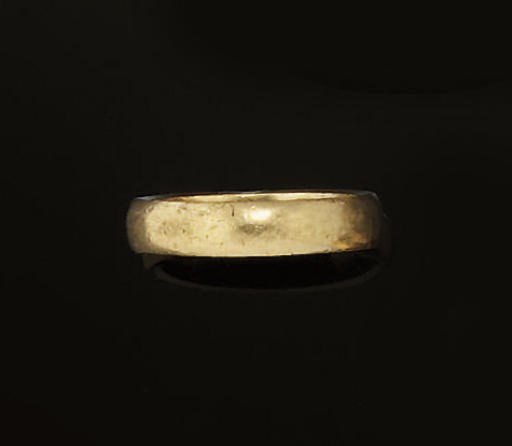 A 19TH CENTURY GOLD POSY RING