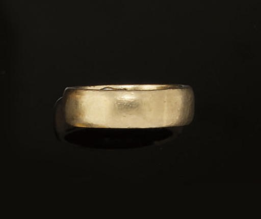 A 19TH CENTURY GOLD ICONOGRAPHIC BAND RING