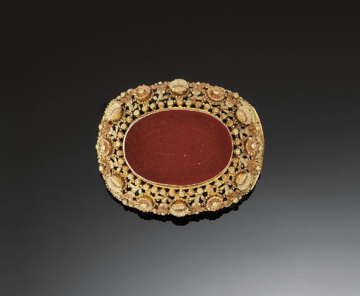 A 19TH CENTURY TWO COLOUR GOLD AND CORNELIAN CLASP