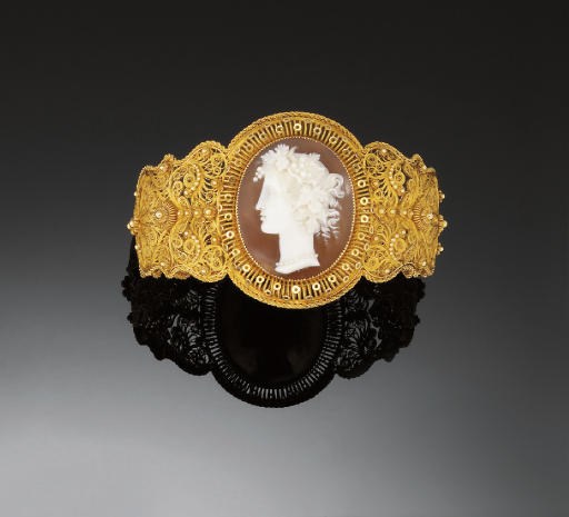 A LATE 19TH CENTURY GOLD AND SHELL CAMEO BANGLE