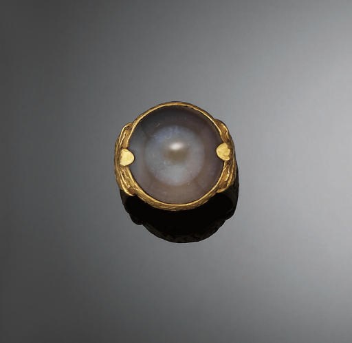 A GOLD AND HARDSTONE RING