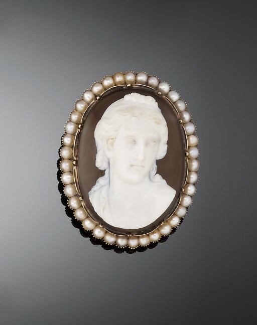 A LATE 19TH CENTURY GOLD, HARDSTONE AND HALF-PEARL CAMEO BROOCH