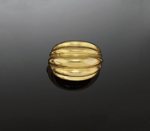 A bombé ring