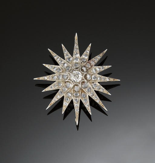 A LATE VICTORIAN DIAMOND BROOCH