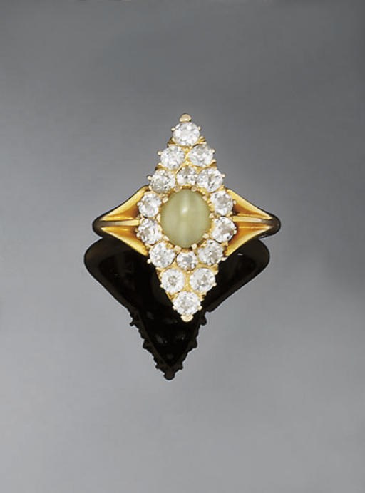 A LATE 19TH  EARLY 20TH CENTURY CAT'S EYE CHRYSOBERYL AND DIAMOND CLUSTER RING