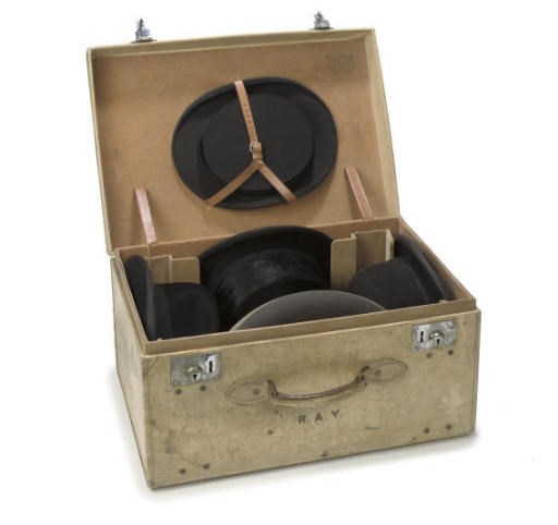 A TRAVELING CASE COMPLETE WITH FIVE GENTLEMEN'S HATS, EARLY 20TH CENTURY