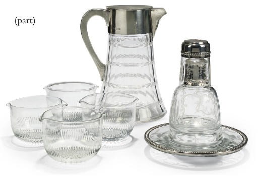 A QUANTITY OF CLEAR GLASSWARE