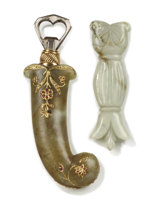 AN INDIAN MUGHAL JADE DAGGER HANDLE