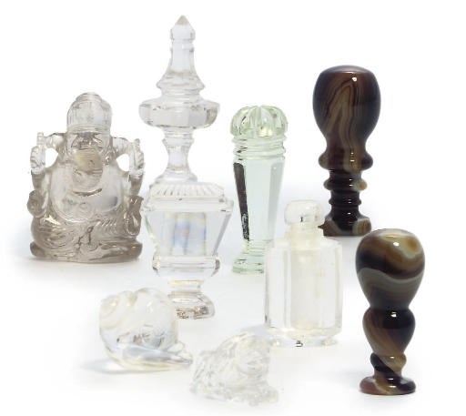 A GROUP OF GLASS, ROCK CRYSTAL AND HARDSTONE ITEMS