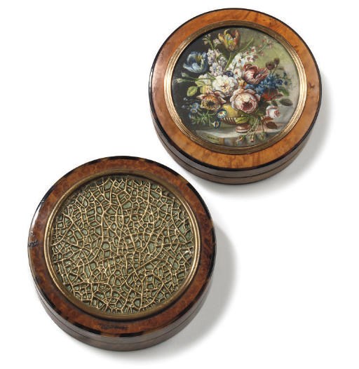 A FRENCH GOLD-MOUNTED AMBOYNA SNUFF BOX