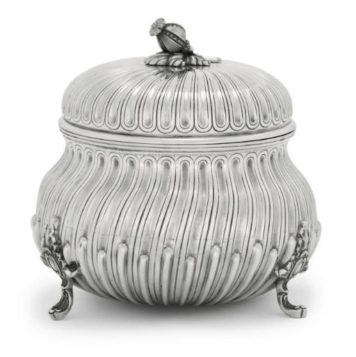 A PORTUGUESE COVERED BOWL