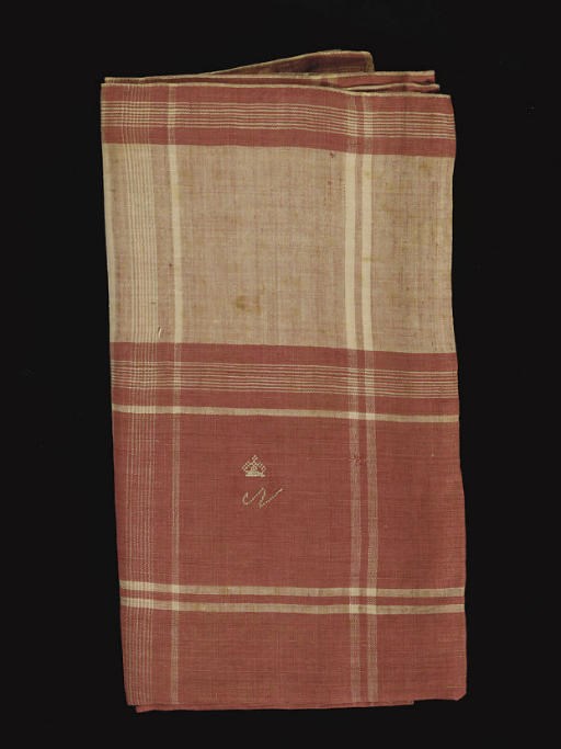 [NAPOLÉON Ier] -- Mouchoir de madras rouge et blanc (795 x 815 mm). Au chiffre "N" couronné brodé postérieurement. (Petit trou, tache de décoloration et deux petites reprises anciennes.)