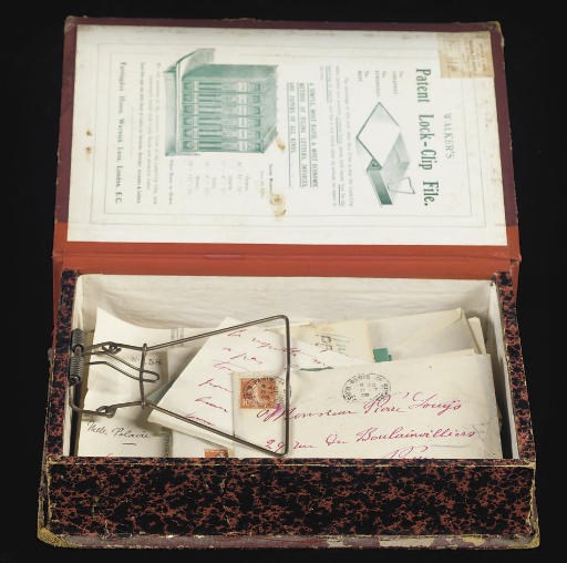 POLAIRE, Émilie Marie Bouchaud, dite (1874-1939). Correspondance amicale avec Pierre Louÿs pendant les années 1908 et 1909, comprenant 25 lettres, 7 cartes postales et 10 télégrammes, la plupart non datés, signés "votre Polaire". La plupart des lettres sont écrites à l'encre verte ou rouge, sur un papier au format in-12 (170 x 124 cm) à en-tête. Tous les documents sont autographes à l'exception d'un télégramme et d'une lettre. Le tout est contenu dans une boîte-classeur de l'époque avec au dos la mention "Polaire" de la main de Louÿs.
