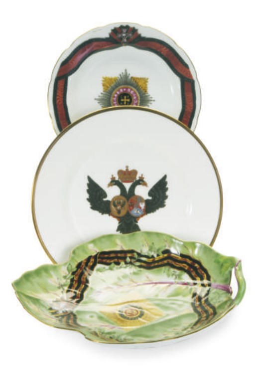 A GROUP OF TWO PORTUGUESE LEAF-FORM SERVING DISHES AND FOUR DESSERT PLATES,