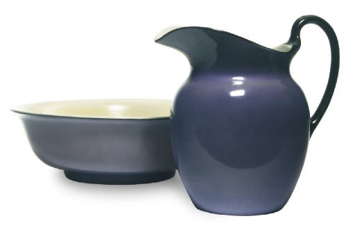 AN ENGLISH PORCELAIN PURPLE GROUND EWER AND BASIN,
