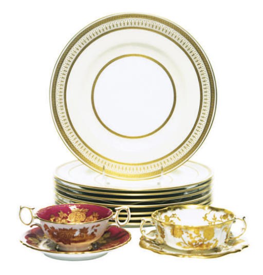 TWO SETS OF ENGLISH PORCELAIN TWO-HANDLED CLEAR SOUP CUPS AND STANDS AND A SET OF EIGHT ENGLISH DINNER PLATES,