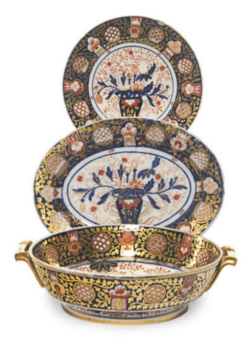 AN ENGLISH IMARI PORCELAIN PART DINNER SERVICE,