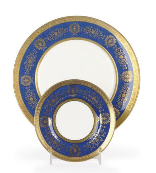 A SET OF EIGHTEEN ENGLISH BONE CHINA DINNER PLATES AND TWELVE BREAD PLATES IN THE 'LADY ANNE' PATTERN,