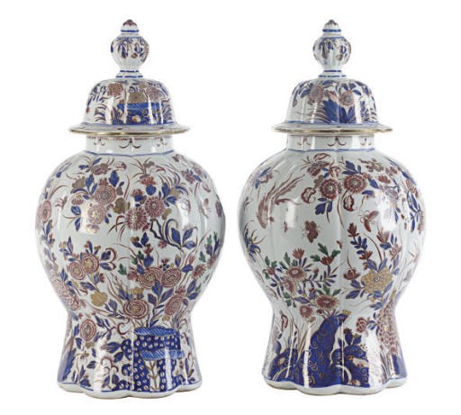 A PAIR OF CONTINENTAL FAYENCE 'DORE' OCTAFOIL JARS AND COVERS,