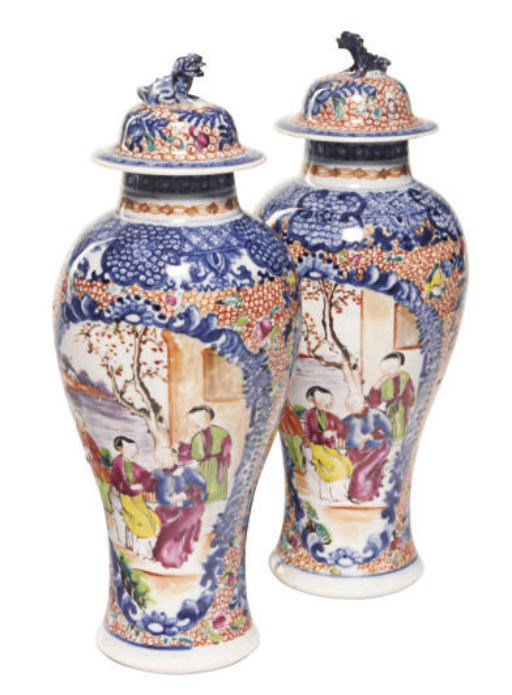 A SMALL PAIR OF CHINESE EXPORT MANDARIN PALETTE VASES AND COVERS,