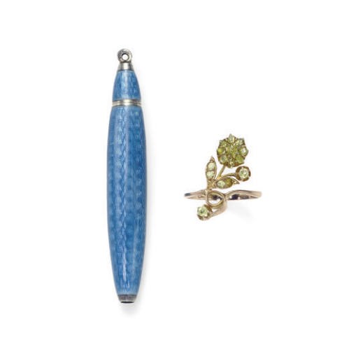 A PERIDOT AND GOLD RING AND AN ENAMEL PENCIL HOLDER