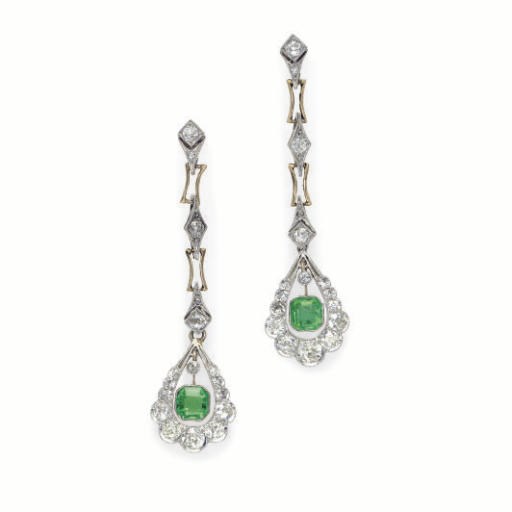 A PAIR OF BELLE EPOQUE EMERALD, DIAMOND, GOLD AND PLATINUM EAR PENDANTS