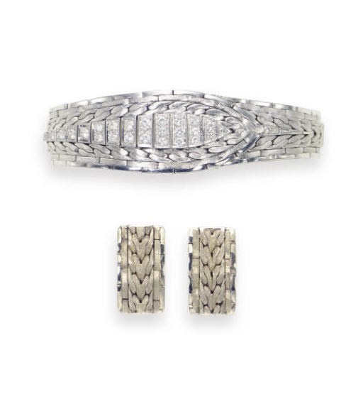 A SET OF DIAMOND AND WHITE GOLD JEWELRY