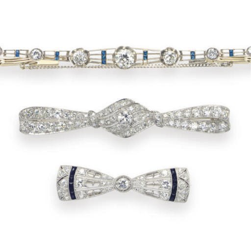 A GROUP OF DIAMOND, SAPPHIRE, ONYX, GOLD AND PLATINUM JEWELRY