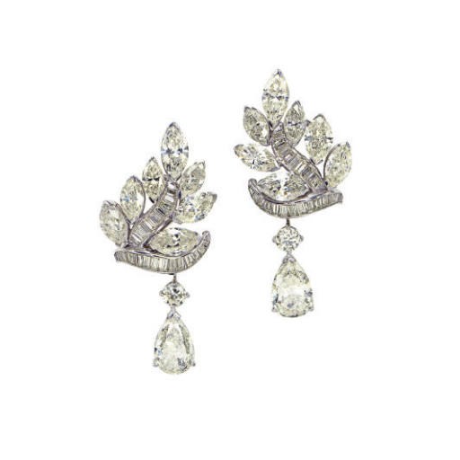 A PAIR OF DIAMOND AND PLATINUM EAR PENDANTS
