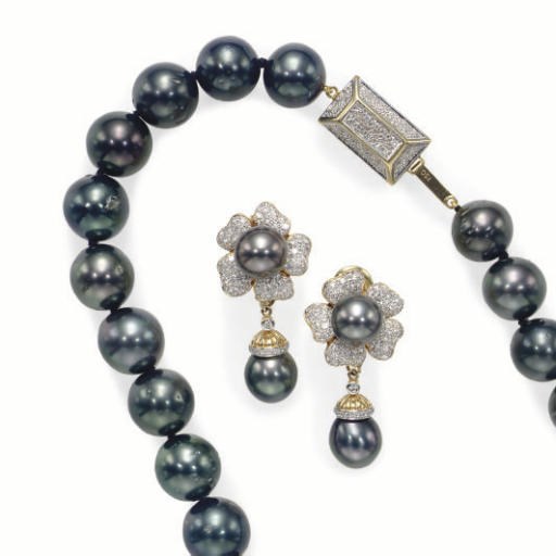 A SET OF BLACK CULTURED PEARL, DIAMOND AND 18K GOLD JEWELRY