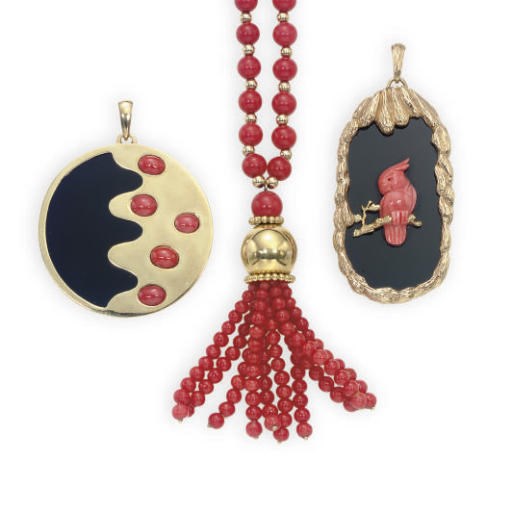 **A GROUP OF CORAL, ONXY, DIAMOND AND GOLD JEWELRY