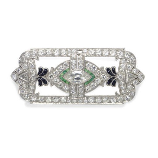 AN ART DECO DIAMOND, EMERALD, ONYX AND PLATINUM BROOCH