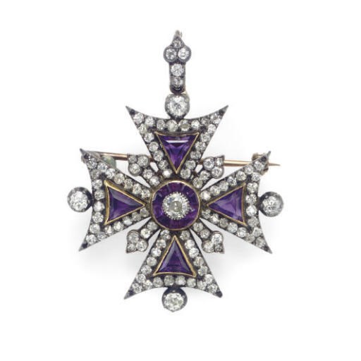 AN ANTIQUE AMETHYST, DIAMOND AND GOLD CROSS PENDANT BROOCH