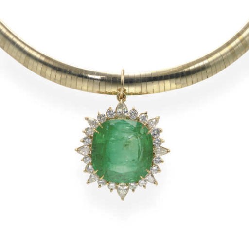 AN EMERALD, DIAMOND AND GOLD PENDANT NECKLACE