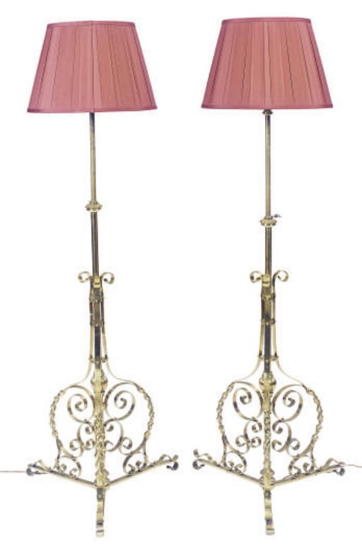 A PAIR OF BRASS FLOOR LAMPS,