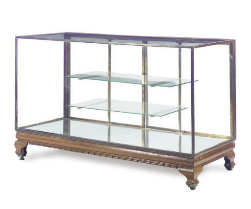 A GLASS AND MAHOGANY BASE VITRINE CABINET,