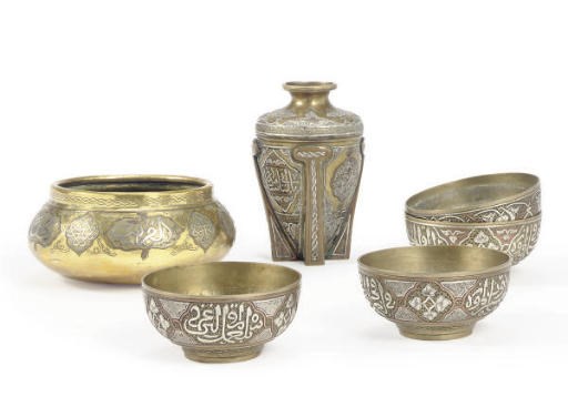 A MIDDLE EASTERN MIXED METAL POURING VESSEL AND FOUR BOWLS,