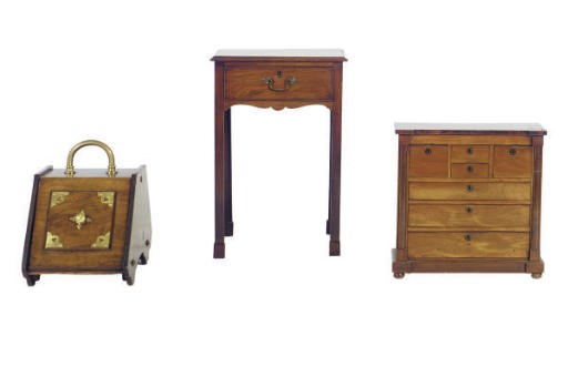AN ENGLISH MAHOGANY SIDE TABLE,