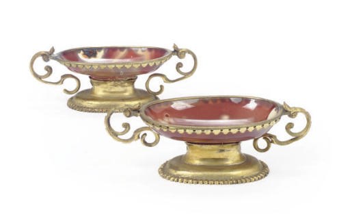 A PAIR OF ITALIAN GILT-METAL MOUNTED AGATE TAZZE,