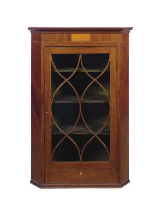 AN ENGLISH MAHOGANY AND SATINWOOD HANGING CORNER CABINET,